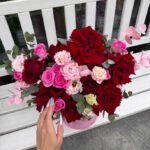 Flowerbox z czerwonych francuskich róż  i różowych galazkowych róż z eukaliptusem - obrazek 2