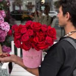 Flowerbox z czerwonych francuskich róż i czerwonych róż gałązkowych