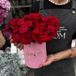 Flowerbox z czerwonych francuskich róż i czerwonych róż gałązkowych — изображение 2