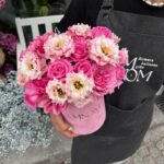 Flowerbox z różowych róż Contry blues, eustomy i róż gałązkowych