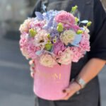 Flowerbox z błękitnej hortensji, goździków, eustomy i rumianku - Image 2