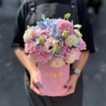 Flowerbox z błękitnej hortensji, goździków, eustomy i rumianku