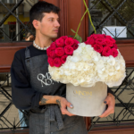 Flowerbox z białą hortensją i różowymi różami piwoniowymi