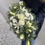 Wiązanka pogrzebowa leżąca – klasyczna biel z eukaliptusem