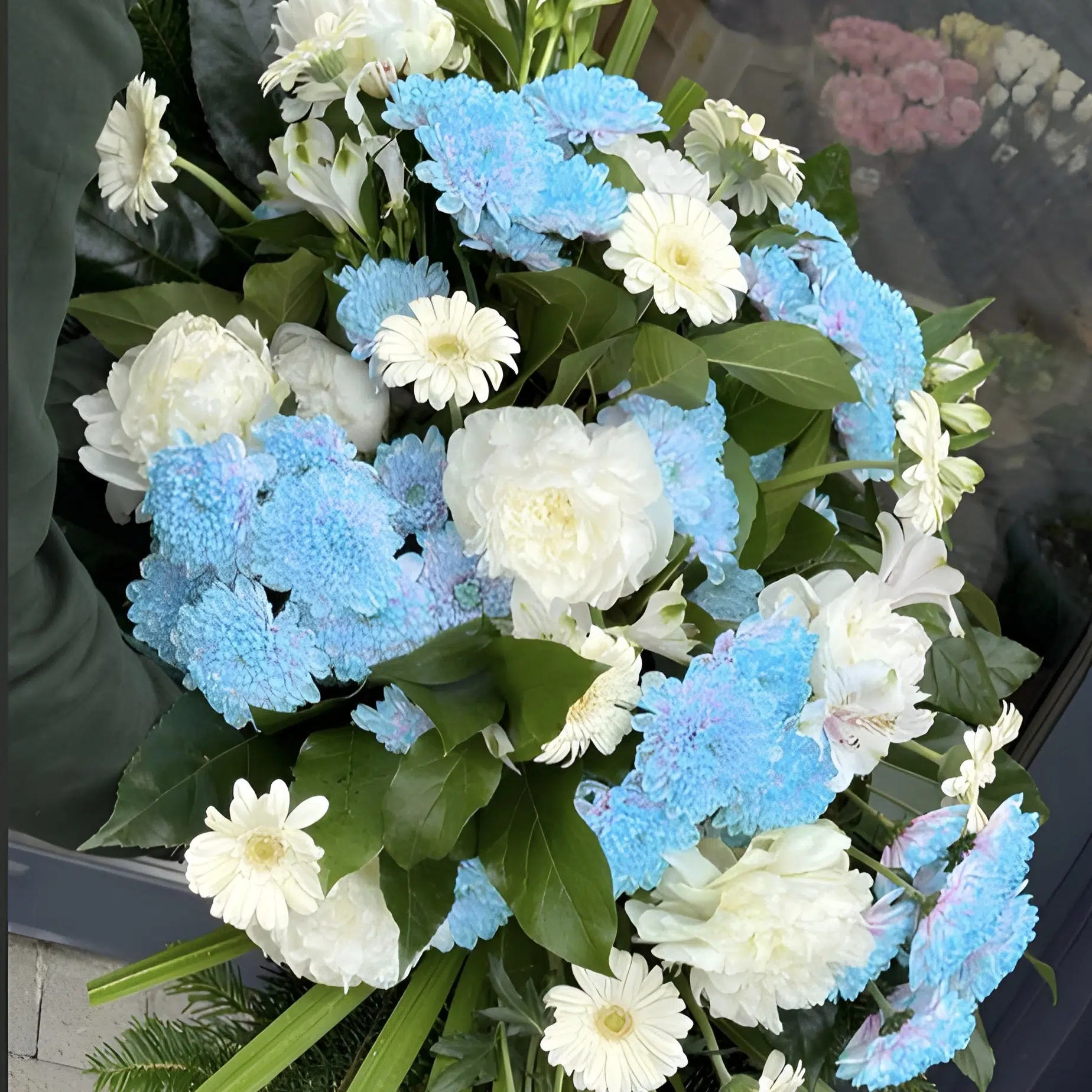 IMG_9471 Wiązanka pogrzebowa leżąca – błękit i biel - obrazek 1